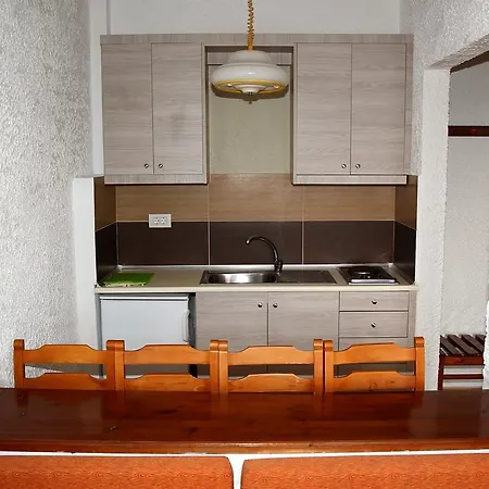 Aparthotel Karavos