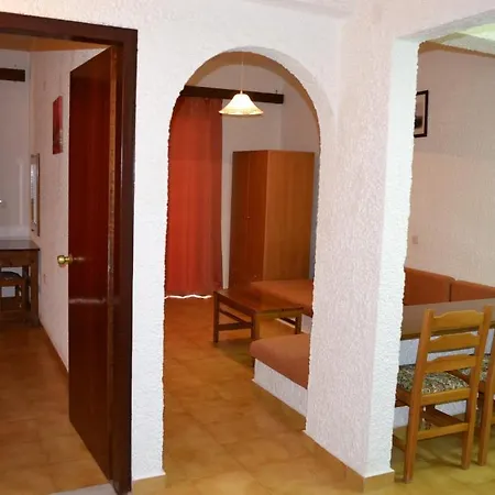 Karavos מלון דירות 2*