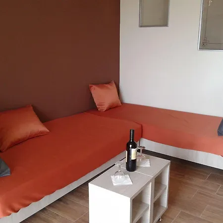 Karavos מלון דירות 2*