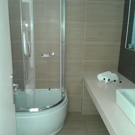 Karavos מלון דירות 2*