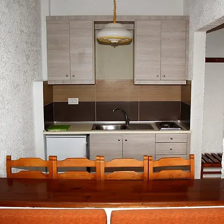 Aparthotel Karavos