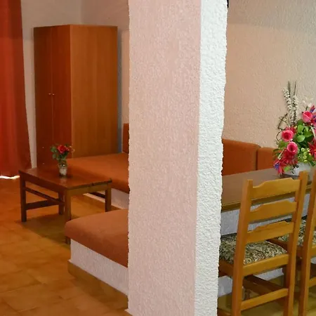 Aparthotel Karavos